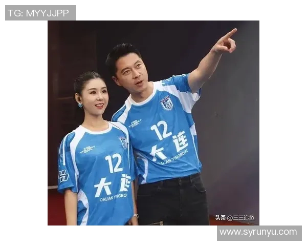 足球明星与粉丝亲密互动温馨瞬间分享头发的特别记忆 足球明星与粉丝亲密互动温馨瞬间分享头发的特别记忆