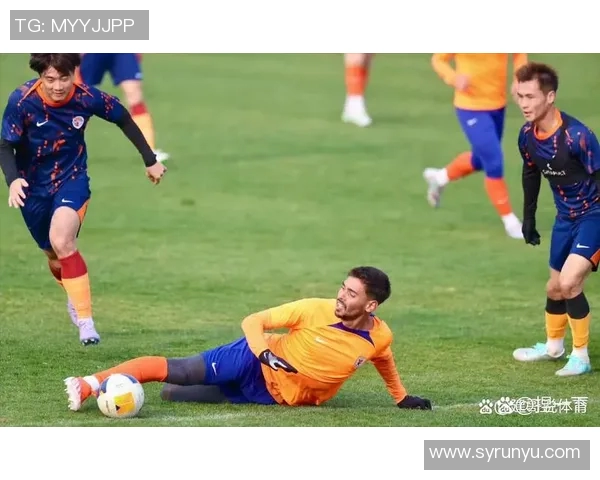 足球明星热身服穿搭技巧与时尚风格解析让你成为场上焦点